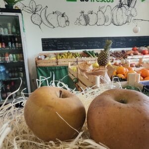 Frutas e verduras selecionadas frescas.