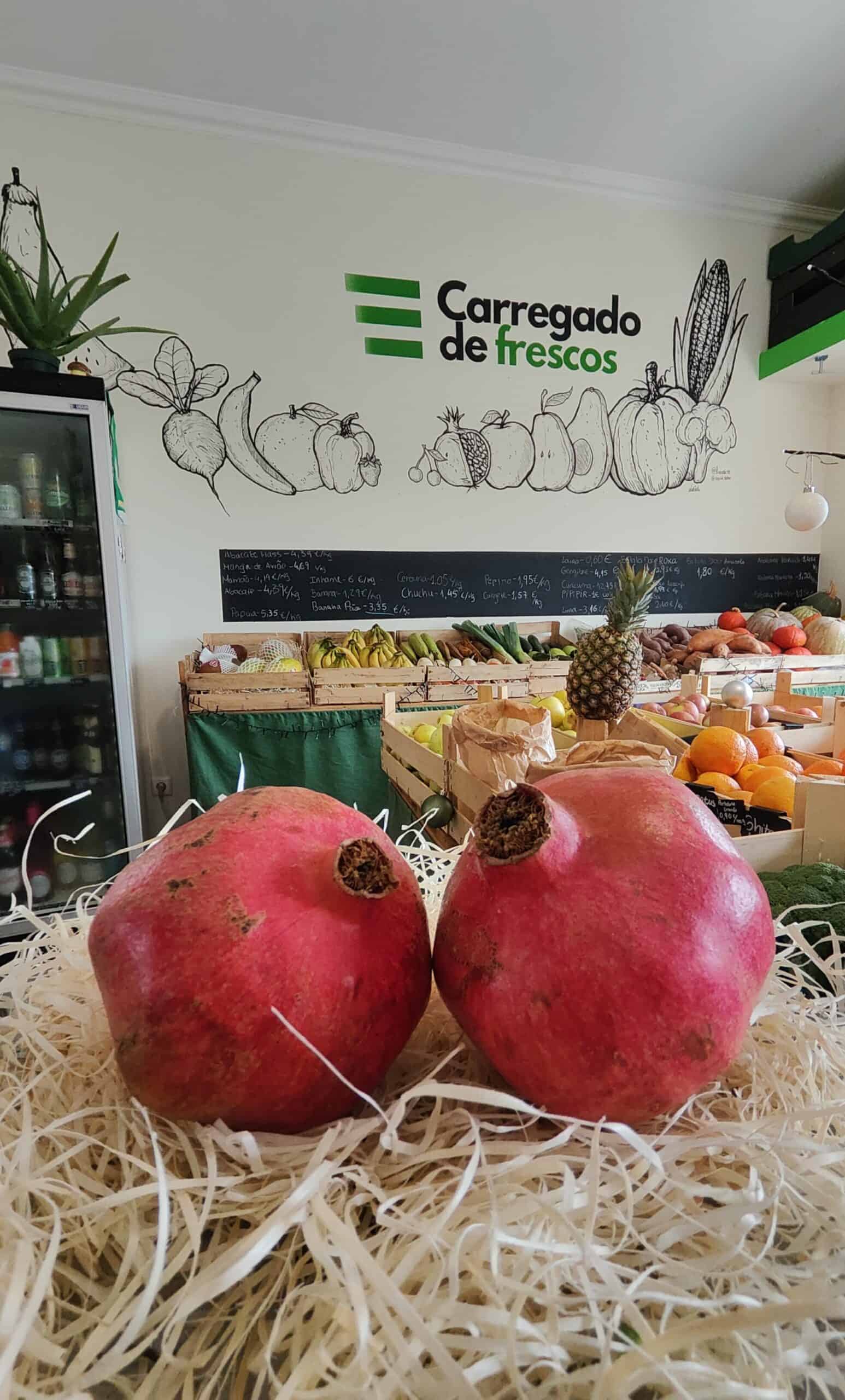 Frescos de carga com romãs e frutas variadas numa loja de produtos naturais e hortifrúti.