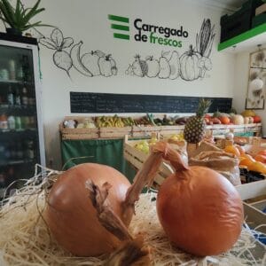 Produtos frescos, legumes e frutas na loja Carregados de Frescos em Portugal.