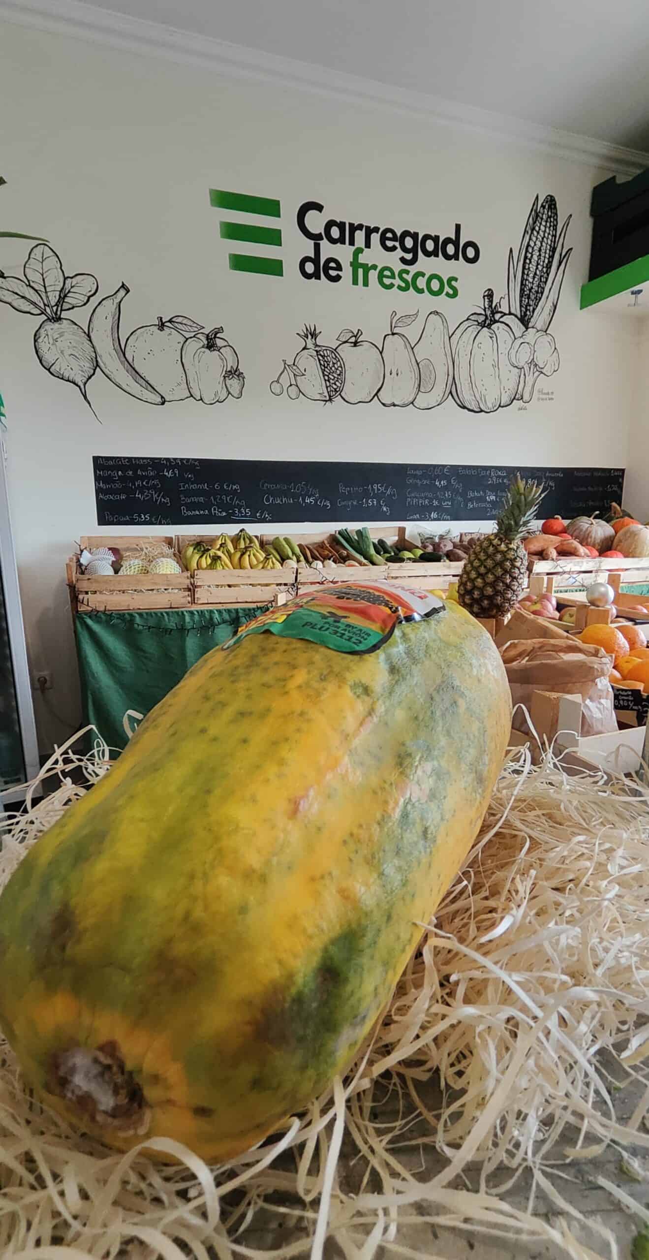 Carregamento de frescos com melancia gigante, abacaxi, banana, e outras frutas frescas.