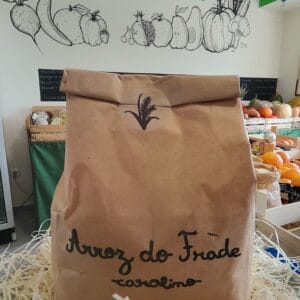 Sacaria de papel com produto do comércio tradicional português.