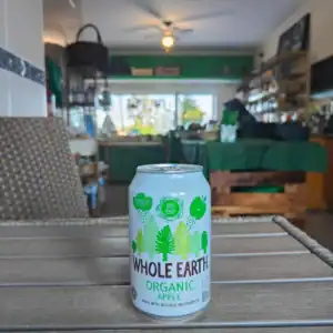 Refresco de maçã orgânico Whole Earth com ingredientes naturais, ideal para um estilo de vida saudável.