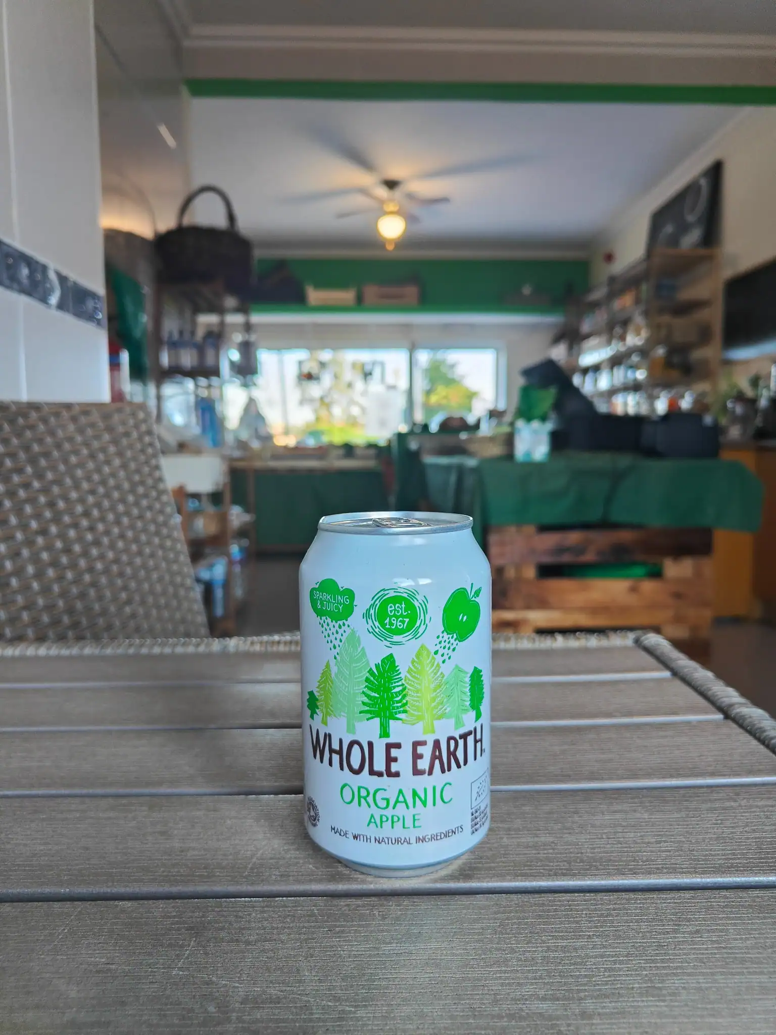 Refresco de maçã orgânico Whole Earth com ingredientes naturais, ideal para um estilo de vida saudável.