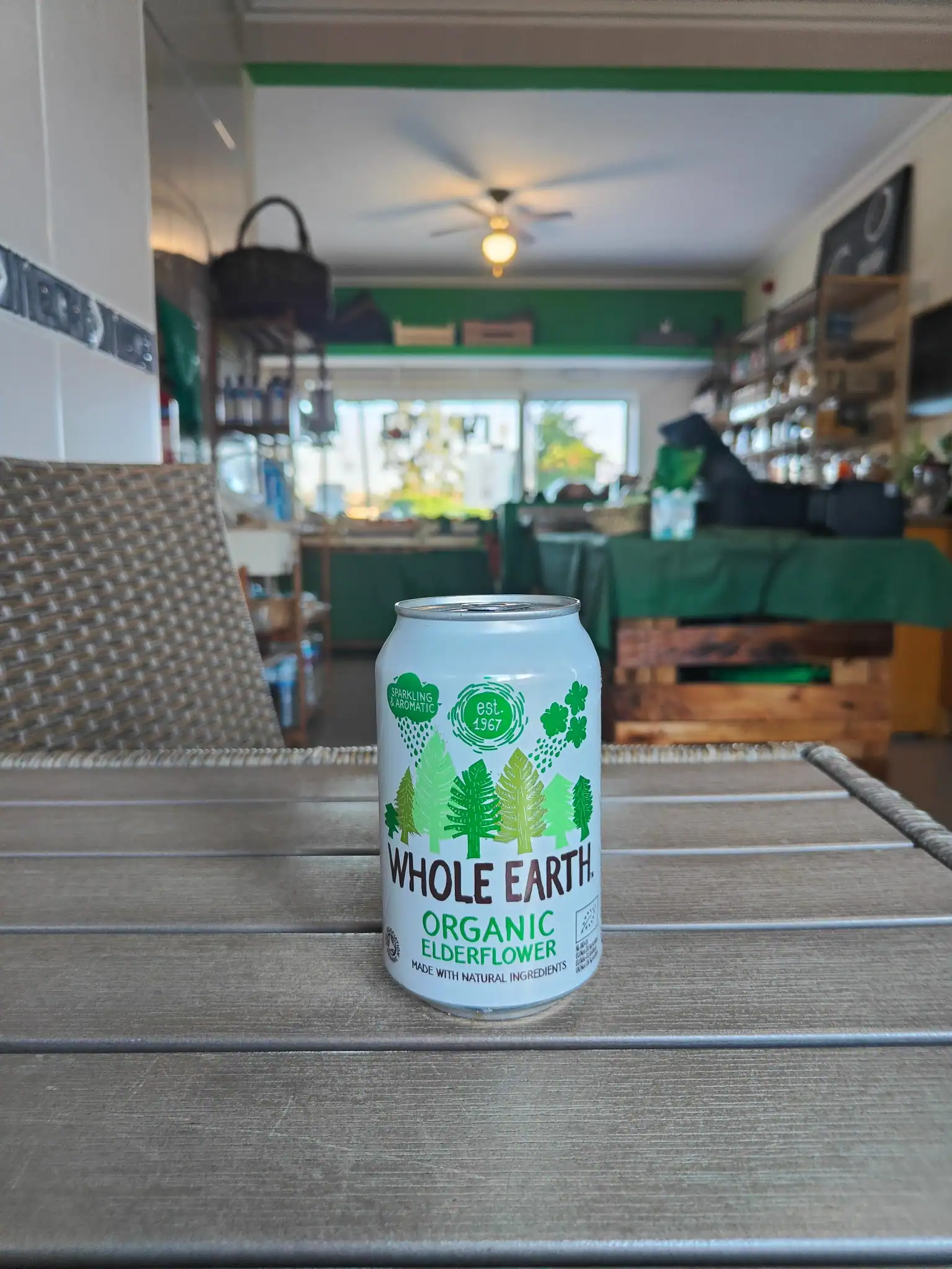 Refresco de gengibre orgânico com gengibre e ingredientes naturais, perfeito para momentos de lazer.