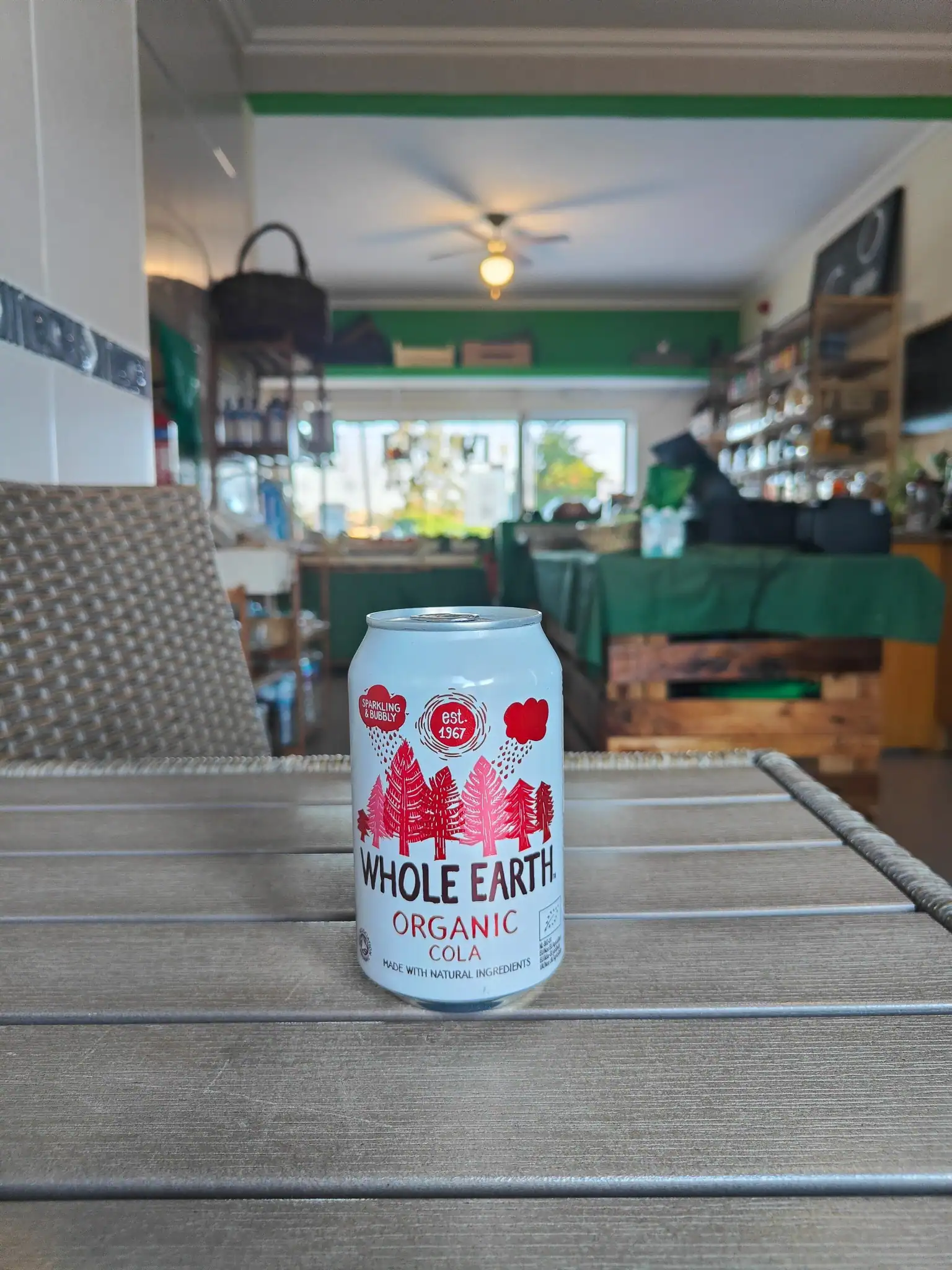 Sabor refrescante de Cola orgânica Whole Earth, feito com ingredientes naturais, disponível em Carregado de Frescos.