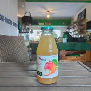 Sumo de maçã orgânico e natural, produzido com maçãs frescas, ideal para uma alimentação saudável.