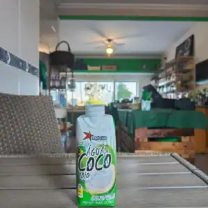 Bebida de água de coco orgânica, natural e saudável, apresentada em loja de produtos frescos e sustentáveis.