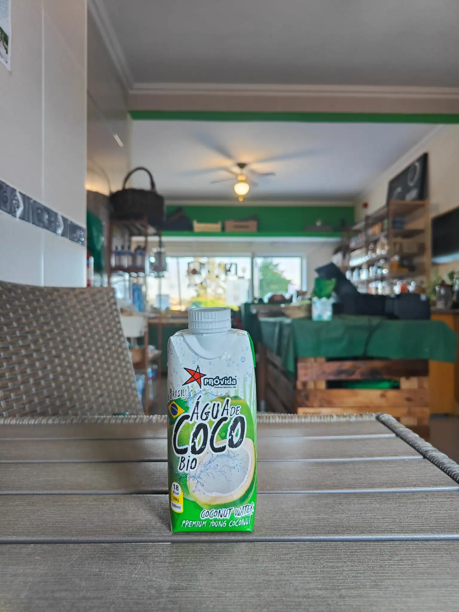 Bebida de água de coco orgânica, natural e saudável, apresentada em loja de produtos frescos e sustentáveis.