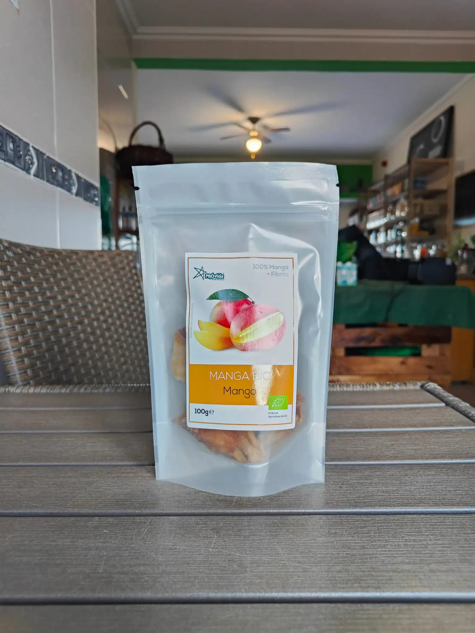 Manga biológica fresca e saudável, perfeita para snacks e receitas nutritivas.