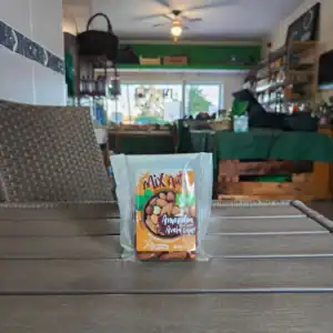 Amêndoas e frutos secos orgânicos em embalagem prática de 50g, ideal para snacks saudáveis.