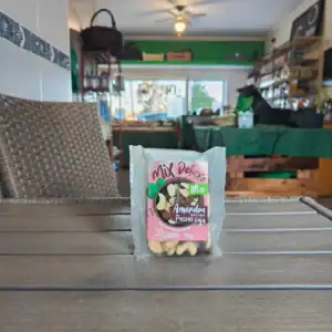 Frasco de doce de frutos secos com amêndoas, passas e caju na loja Carregado de Frescos.