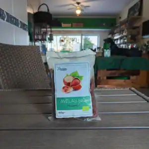 Castanhas de avelã orgânicas, embaladas para saúde e sabor natural, disponíveis na loja Carregado de Frescos.