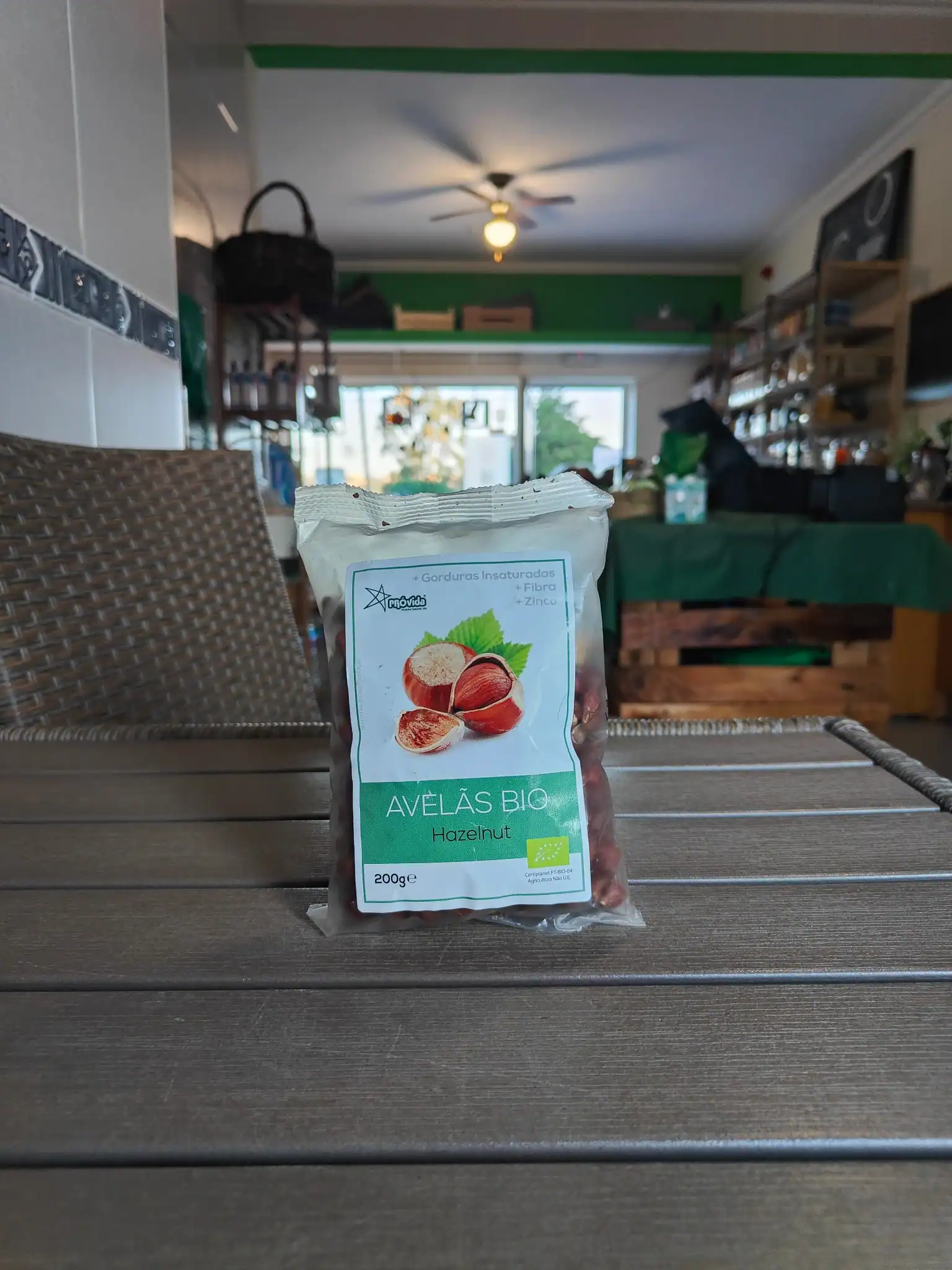 Castanhas de avelã orgânicas, embaladas para saúde e sabor natural, disponíveis na loja Carregado de Frescos.